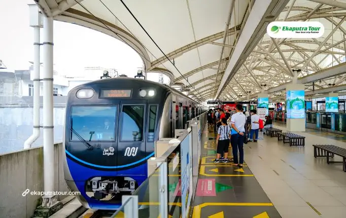 Jakarta MRT vs TransJakarta: Which Is Better for Tourists?