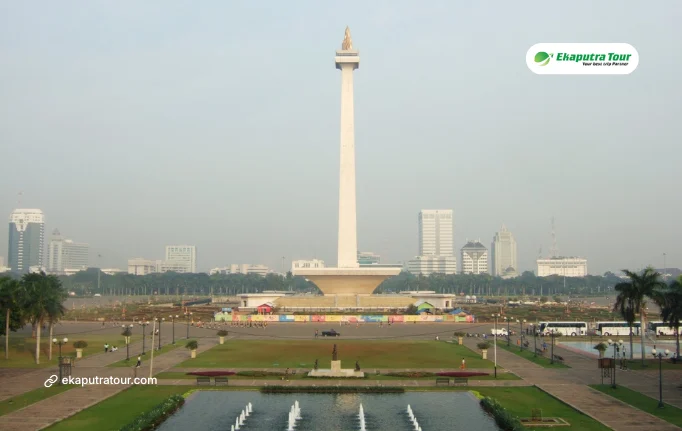 Things to Do in One Day at Jakarta Through Its Old Streets and Night Food Scene