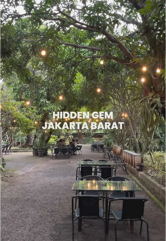 Cafe di bawah pohon di Jakarta Barat