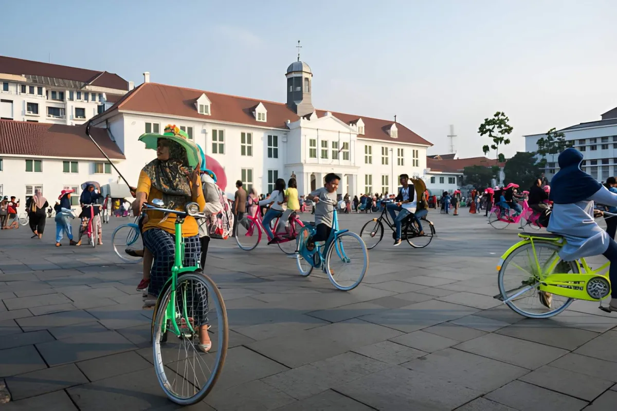 Why Jakarta Feels Incomplete Without a Local Guide - Ekaputra
