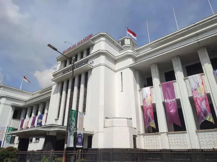 Museum Mandiri Jakarta: The Complete Visitor's Guide to Kota Tua's Historic Banking Museum - Ekaputra